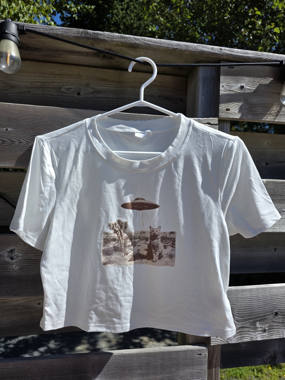 Shrunked T-Shirt With Desert Cat & UFO Print | Cropped | Size Small